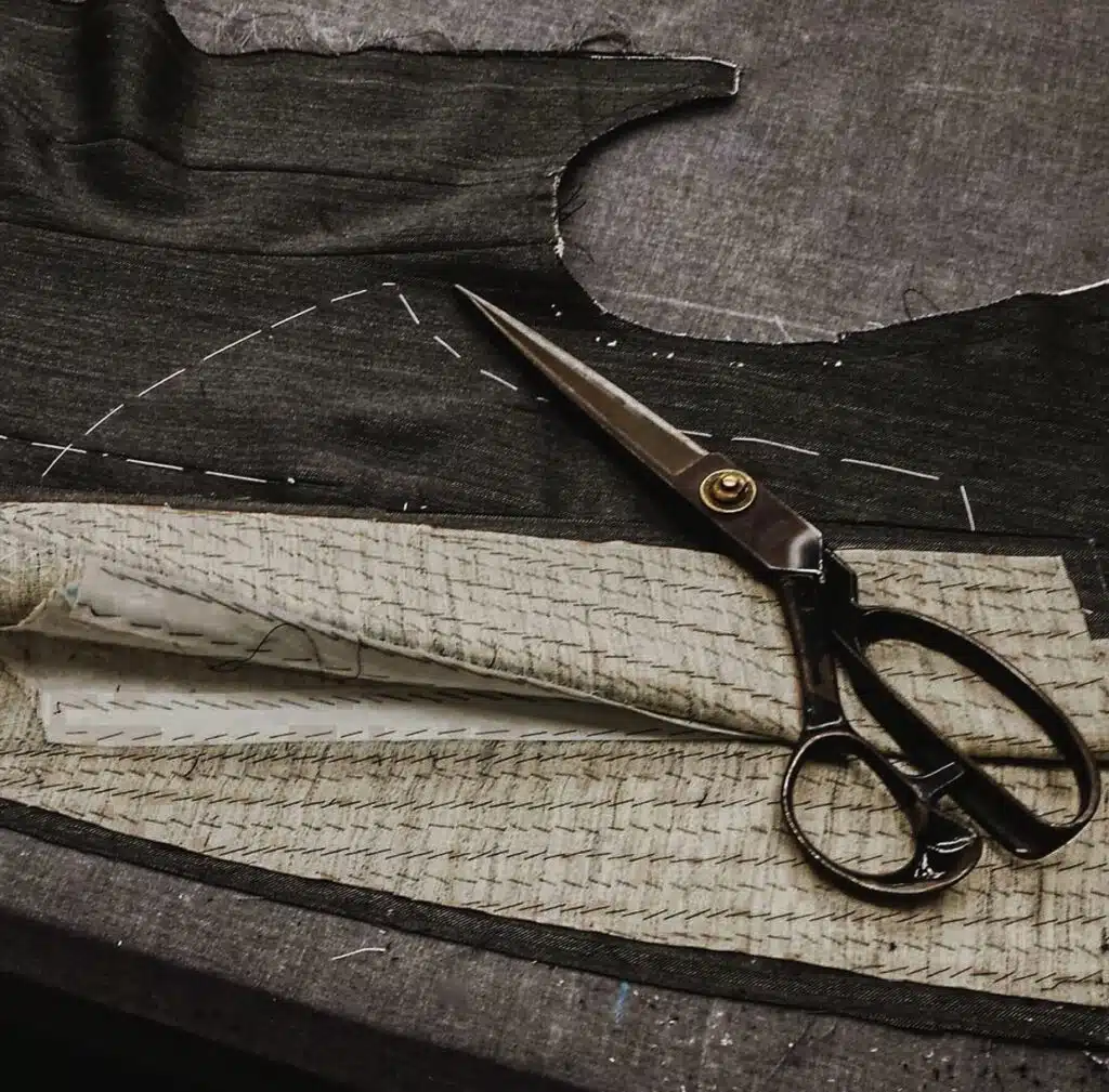 Homepage, Bespoke vs. made to measure, Scissor placed on fabric